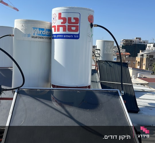 דוד שמש עם לוחות סולאריים על גג